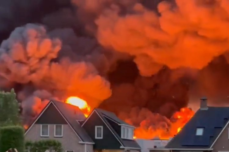 Fierce fire broke out in the city of Netherlands, many houses came under fire, watch video