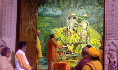 उत्तर प्रदेश की धार्मिक नगरी मथुरा में जन्मभूमि मंदिर पहुंचे योगी आदित्यनाथ।