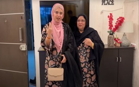 Saba Ibrahim: अम्मी के साथ मैचिंग सूट पहनकर मुंबई की सड़कों पर निकली सबा, फैंस के साथ क्लिक कराई सेल्फी