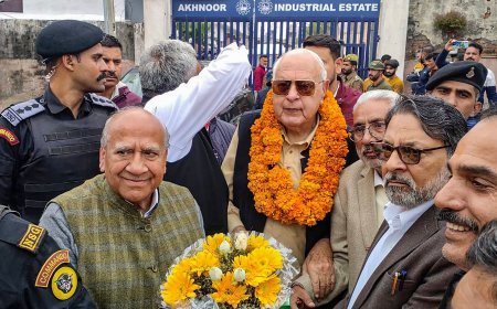 गाय हिंदुओं की और बैल मुसलमानों का ? शाहरुख खान की 'पठान' के विवाद को लेकर बोले फारूक अब्दुल्ला