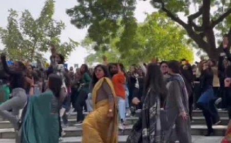 छात्रों ने किया प्रोफ़ेसर के साथ डांस, नज़रें पीली साड़ी वाली मैडम पर अटक गयीं..